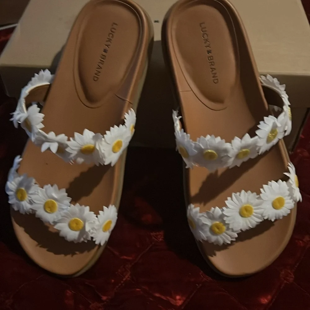 Lucky Brand LK Pallyon Daisy Sandals/ Pool Slides in White NEW Sz 8 - Picture 3 of 12